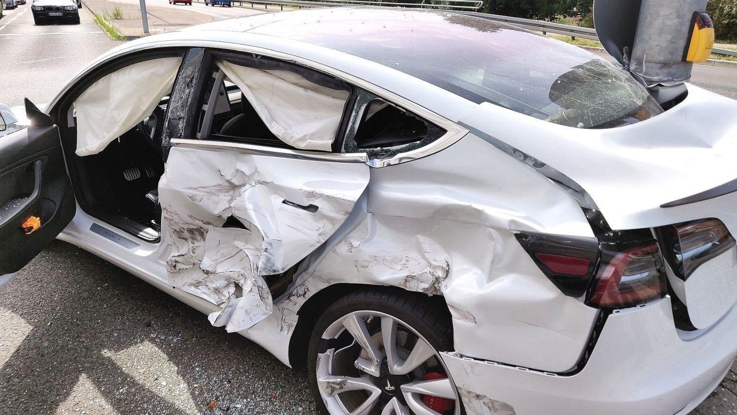 Tesla Model Otomobilin Kazası Gündemdeki Yerini Koruyor