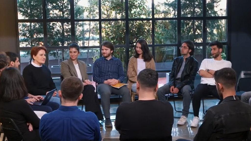 Meral Akşener Gençlerle Bir Araya Geldi