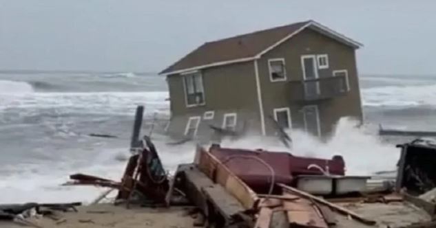 ABD’de Kıyıya Vuran Dev Dalgalar Evi İçine Çekti