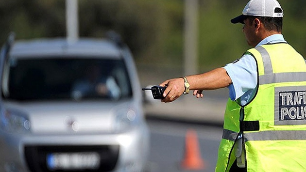 Alkollü Sürücü Trafik Polisine Sarılıp Bayramlaştı