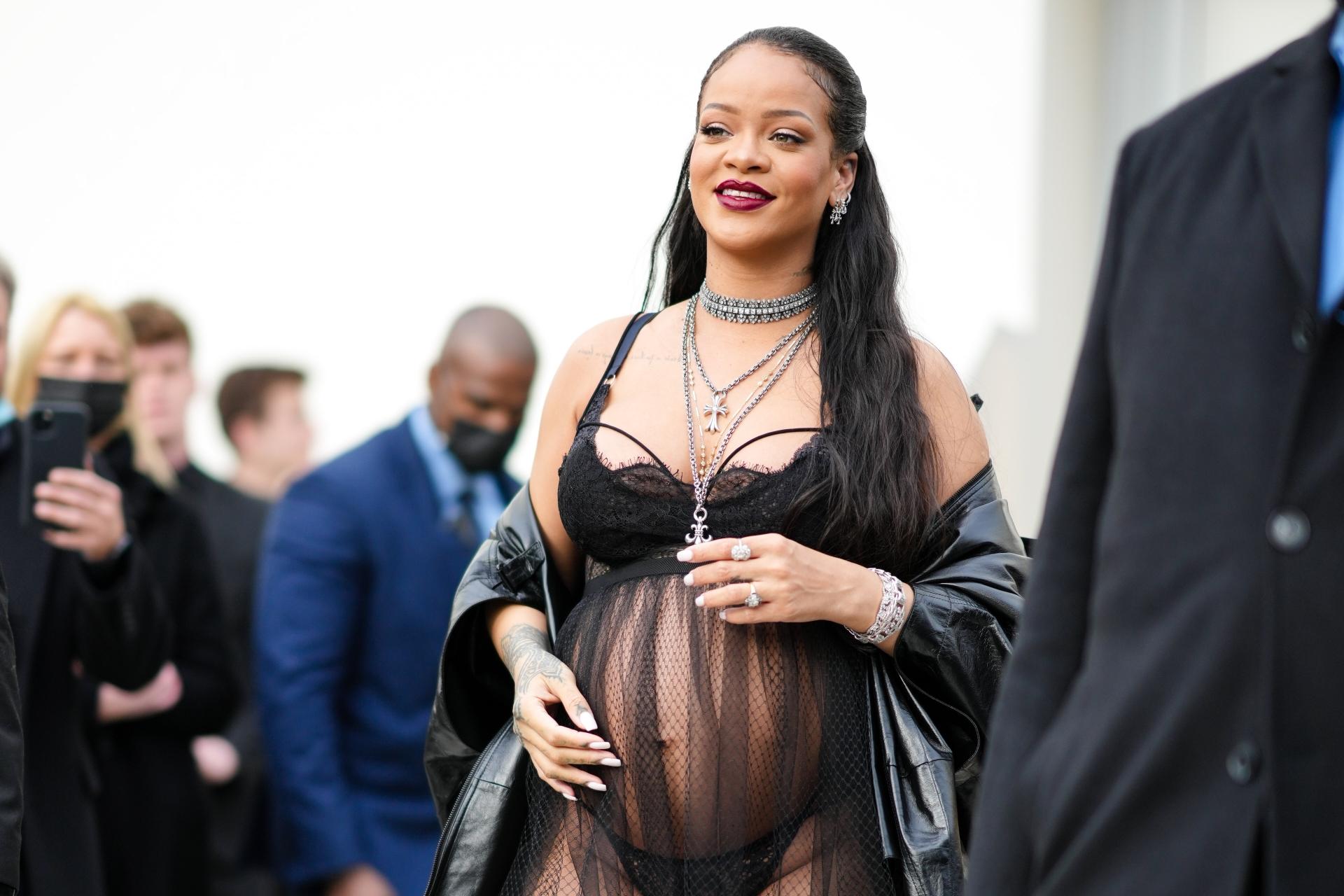 Rihanna İlk Bebeğini Kucağına Aldı!