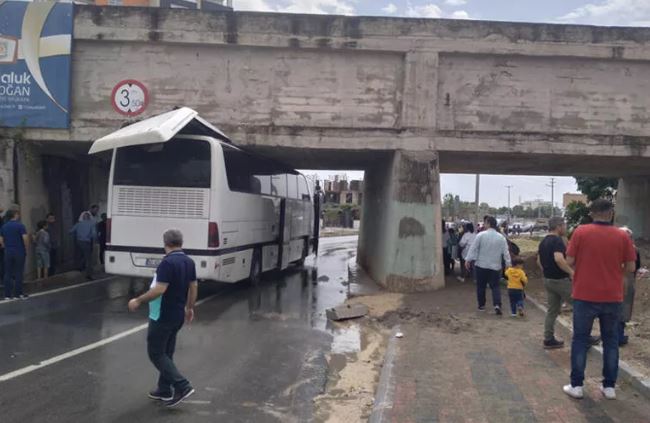 Mersin'de Korkutan Kaza: Otobüs Üst Geçide Sıkıştı