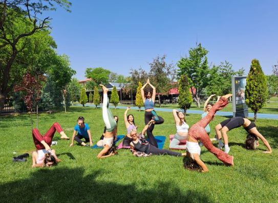 Parkta Yoga Yapan Bir Grup Kadın CİMER’e Şikayet Edildi