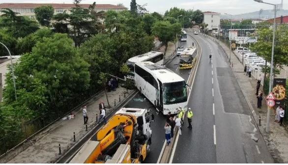 İstanbul’da Korkutan Kaza: İETT ve İki Tur Otobüsü Çarpıştı