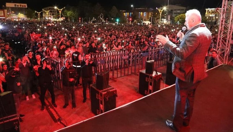 Binali Yıldırım Konser Esnasında Türkü Söyledi