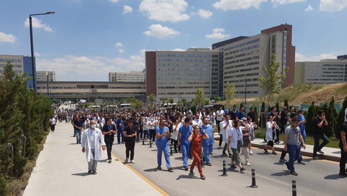 Binlerce Doktor Ekrem Karaya İçin Sağlık Bakanlığı’na Yürüdü