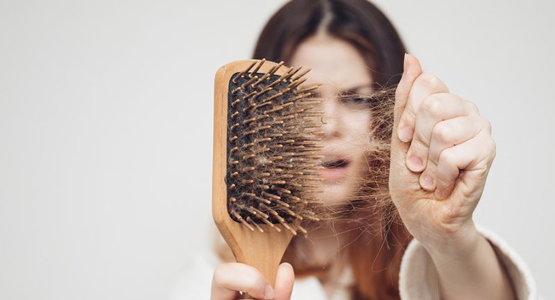Saç Dökülmesini Önlemenin 11 Doğal Yolu