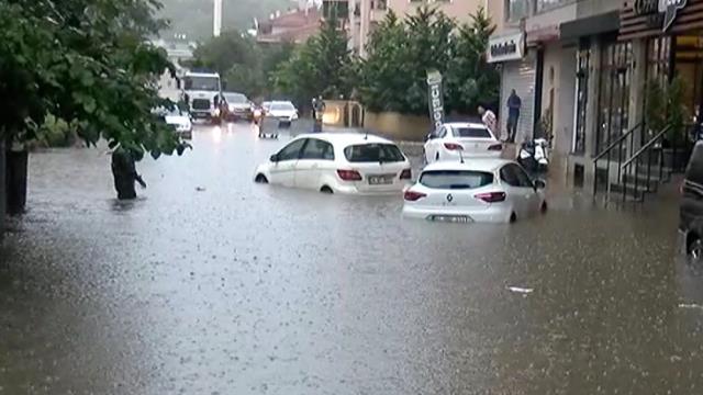 İstanbul'da Şiddetli Yağış Sürüyor! AKOM Saatli Uyarı Yaptı