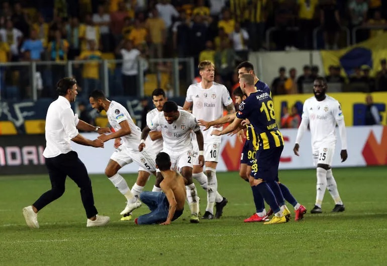 Ankara’da Beşiktaşlı Futbolculara Çirkin Saldırı!