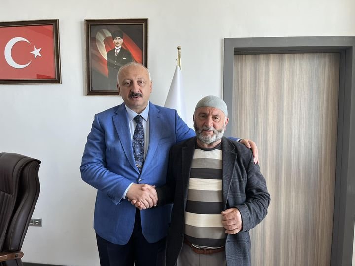 Belediye Başkanı Çebi Renkli Şemsiyeli Vatandaştan Özür Diledi