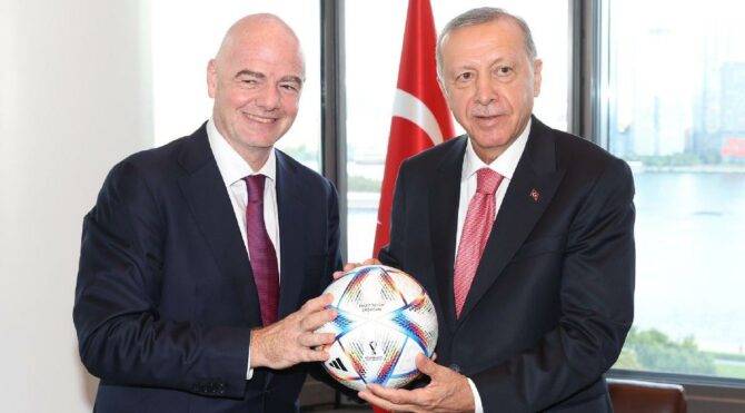 Recep Tayyip Erdoğan, FIFA Başkanı Infantino’nun Hediyesine Kafa Attı