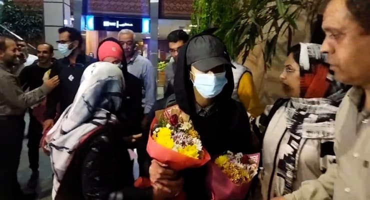Başörtüsü Olmadan Yarışan İranlı Dağcı Havalimanı’nda Coşkuyla Karşılandı
