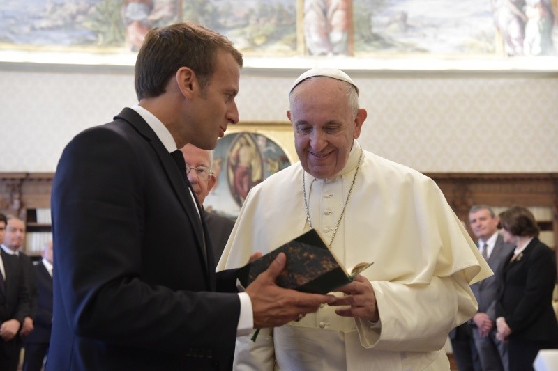 Emmanuel Macron Çareyi Papa’da Aradı
