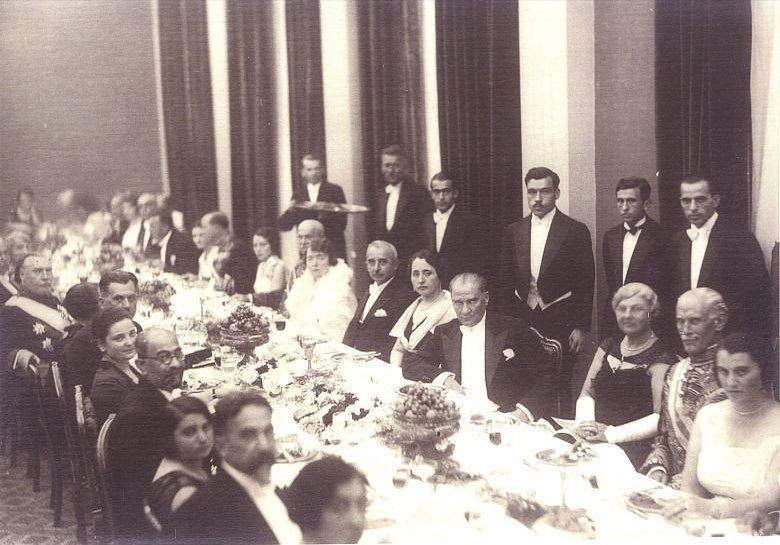 Atatürk'ün Meşhur Yemek Fotoğrafının Gerçek Hikayesi