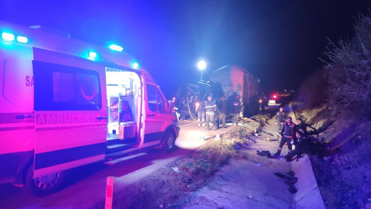 Tiyatrocuları Taşıyan Minibüs Kaza Yaptı: 3 kişi hayatını kaybetti