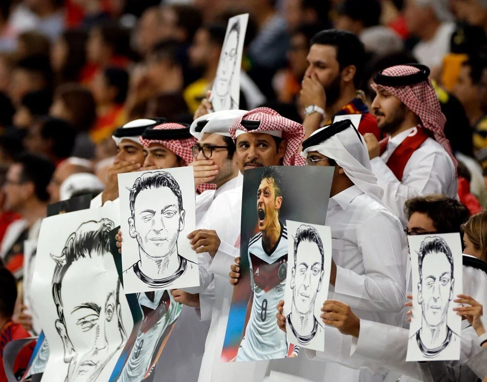 Katarlı Taraftarlardan Almanya'ya Mesut Özil Protestosu