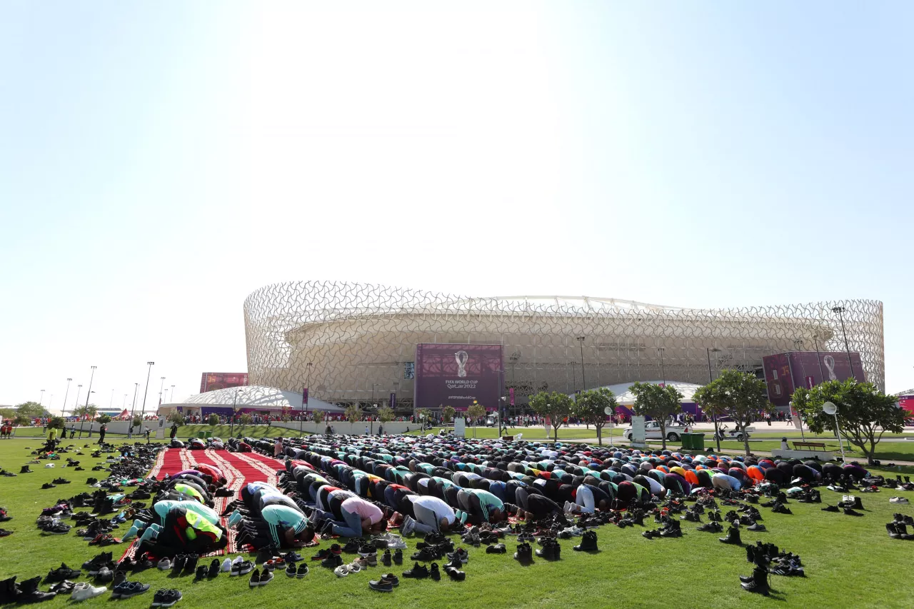 Dünya Kupası'nda Stadın Önünde Cuma Namazı Kılındı