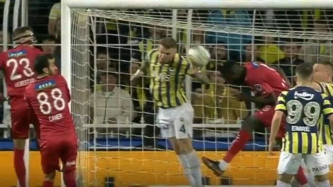 Fenerbahçe - Sivasspor Maçında Penaltı Pozisyonu