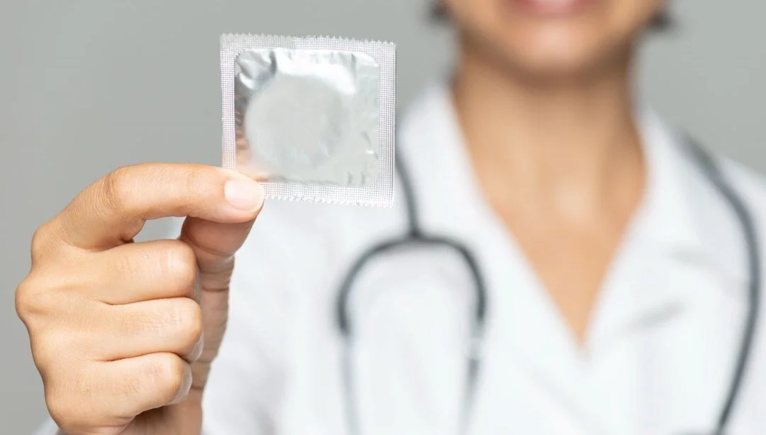 Macron 18-25 Yaş Arasına Ücretsiz Prezervatif Dağıtılacağını Açıkladı