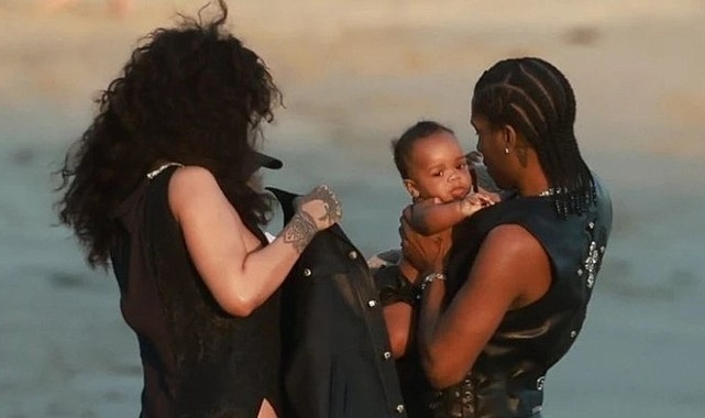 Rihanna Sonunda Bebeğinin Yüzünü Gösterdi!