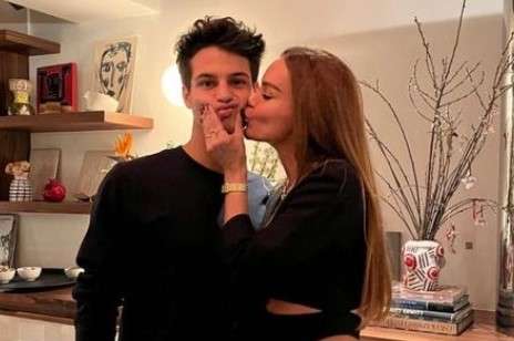 Ebru Şallı, Oğlu Beren ve Müstakbel Gelini ile Poz Verdi