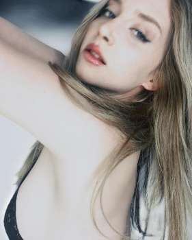 Güzel Oyuncu Hayal Köseoğlu, İç Çamaşırlı Pozlarını Paylaştı