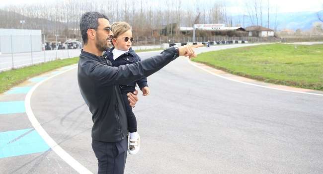 Kenan Sofuoğlu'nun Oğlu Drone'la Kahve Servisi Yaptı