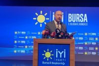 AKP'li Bursa Belediyesi İYİ Parti'nin İzinli Afişlerini Toplattı