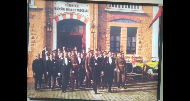 TBMM Önünde Çekilen Meşhur Fotoğrafın Hikayesi