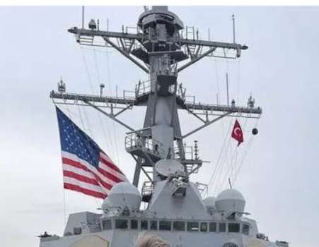 155 Metre Uzunluğundaki ABD Savaş Gemisi USS Nitze, Türkiye'ye Demir Atarken, Dikkat Çeken Detay