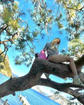 Aleyna Tilki, Turuncu Bikinisiyle Verdiği Pozları Paylaştı