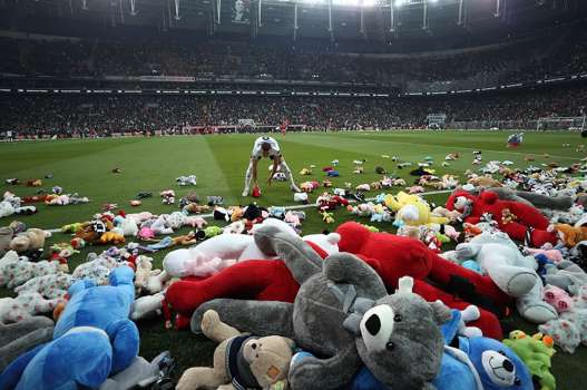 Beşiktaş - Antalyaspor Maçı Sırasında Taraftarlardan Oyuncak Atıldı