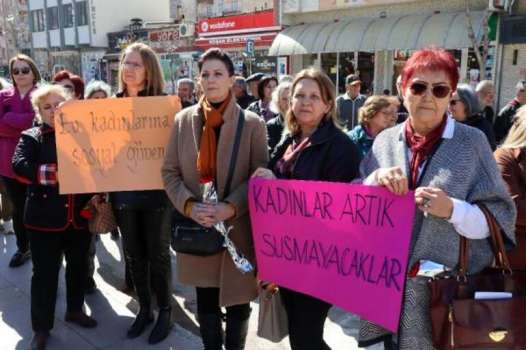 Depremde Hayatını Kaybeden Kadınlar İçin Sessiz 8 Mart Yürüyüşü
