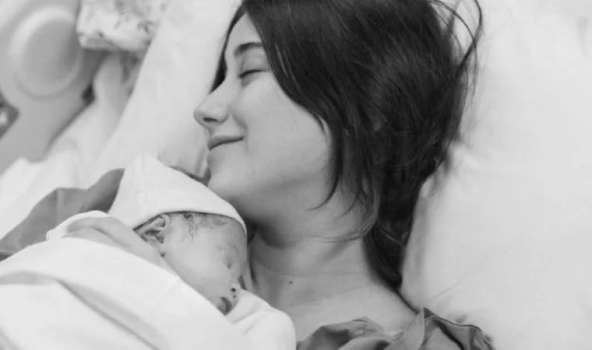 Hazal Kaya, Sosyal Medyada Kızını Paylaştı!