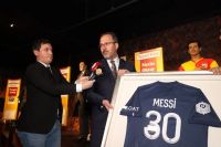 Bakan Kasapoğlu İmzalı Messi Formasını Galatasaray'a Bağışladı