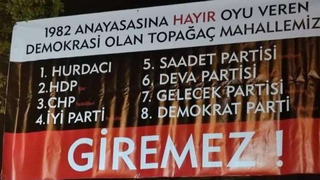 Akyazı'nın Girişine Asılan Ayrıştırıcı Pankart Gündem Oldu