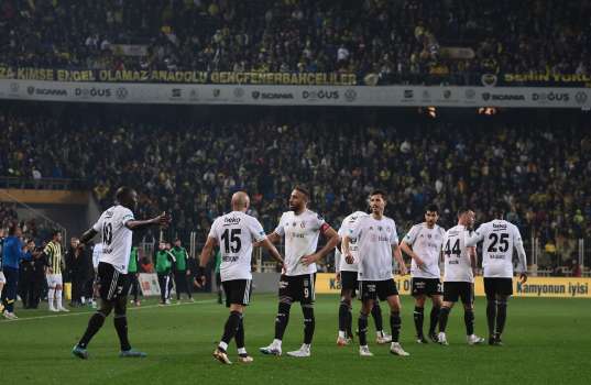 Beşiktaş, 10 Kişiyle Fenerbahçe'yi 4-2 Mağlup Etti