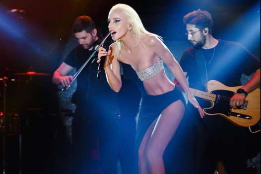 Gülşen’in Mile Cyrus Kombini Tepki Topladı