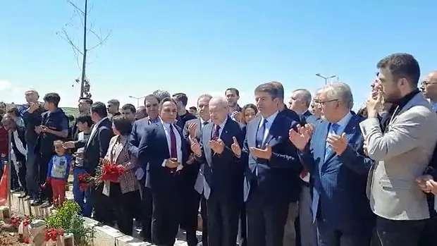 Kemal Kılıçdaroğlu’na Mezarlıkta Sözlü Taciz: Fatiha Okumayı Bilmiyor!