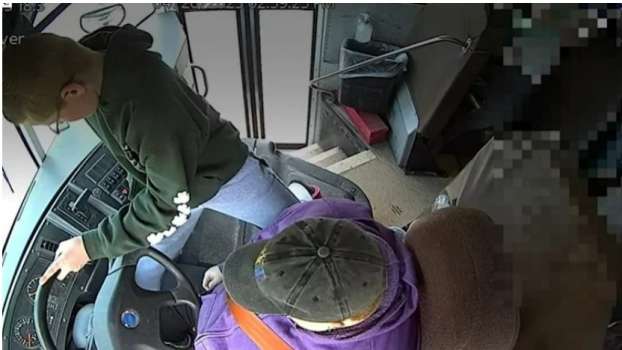 Otobüsün Şoförü Bayıldı; 13 Yaşındaki Çocuk Otobüsü Durdurdu