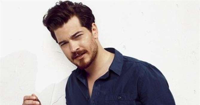 Yılın Aşkı! Çağatay Ulusoy Bakın Gönlünü Kime Kaptırdı...