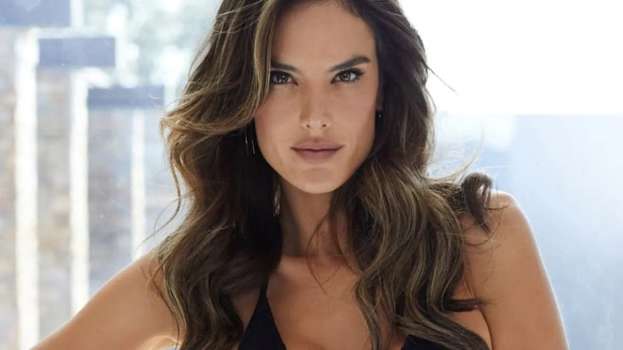 Alessandra Ambrosio Cannes'a İç Çamaşırıyla Geldi