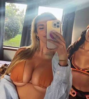 Bikinisi Neredeyse Üstünden Fırlayacaktı