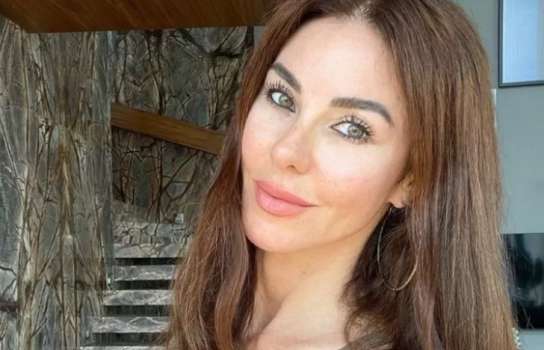 Defne Samyeli Göğüs Dekoltesiyle Poz Verdi