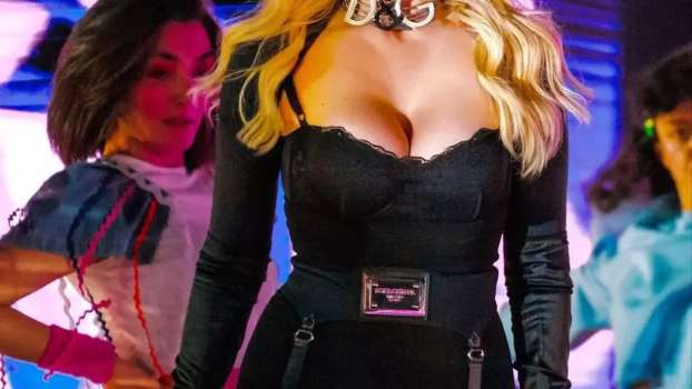 Derin Göğüs Dekolteli Dansıyla Hadise Gündem Oldu