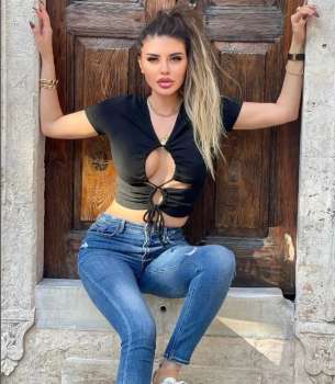 Ebru Polat Sütyensiz Pozuyla Olay Oldu!