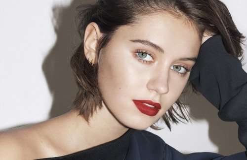 Iris Law, Cannes'a Tül Elbisesiyle Geldi!