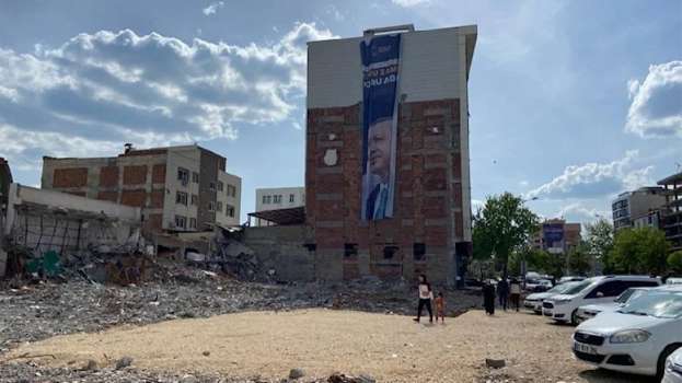 İsias Hotel’in Karşısına Erdoğan’ın Gülümseyen Fotoğrafı Asıldı