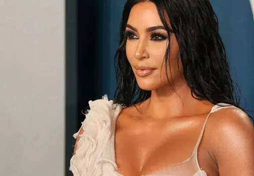 Kim Kardashian Kıvrımlarını Sergiledi!