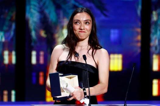 Merve Dizdar, Cannes Film Festivali'nde En İyi Kadın Oyuncu Ödülünü Aldı!